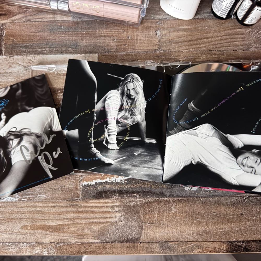 Addison by Addison Rae with signed insert - Picture 5 of 5